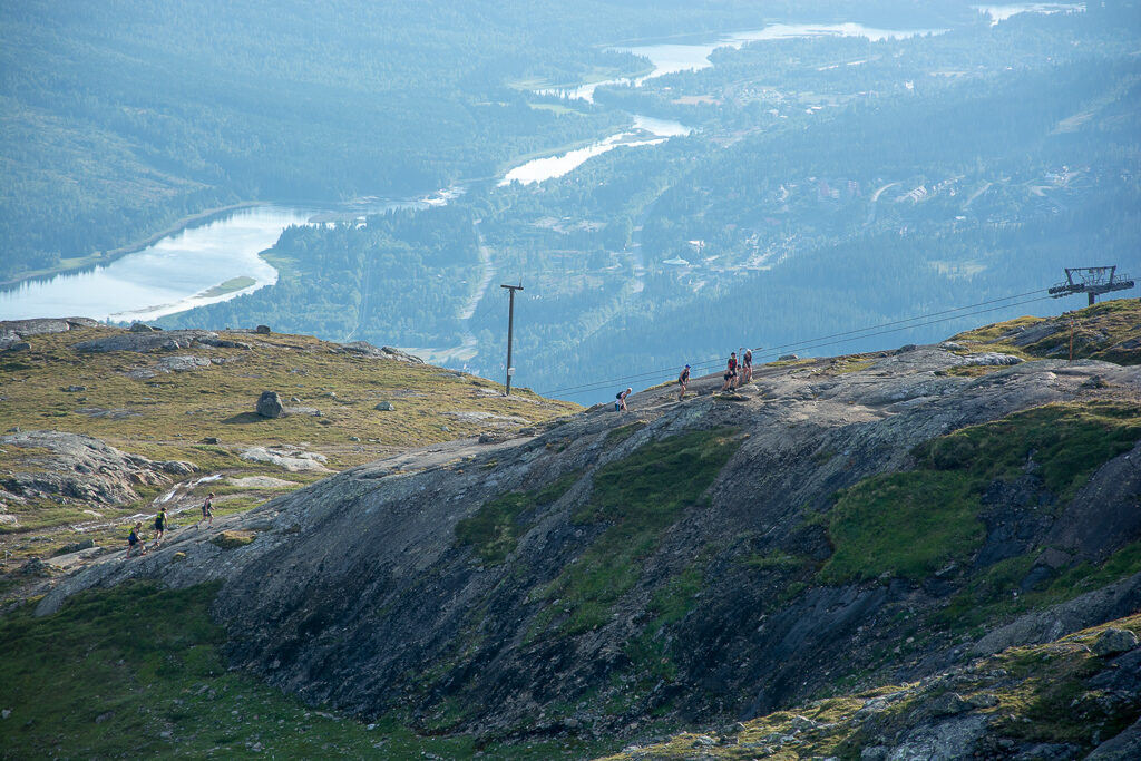 Löpare springer löptävlingen Vertical K upp till Åreskutans topp.