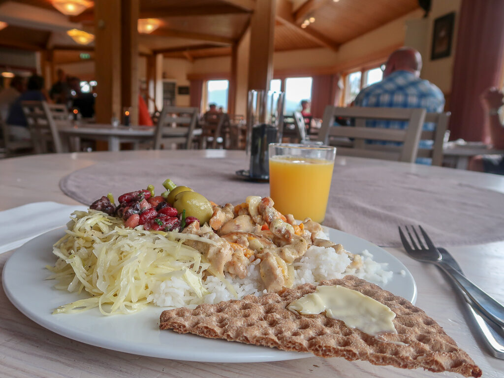 En tallrik med lunch på Storulvåns fjällstation.