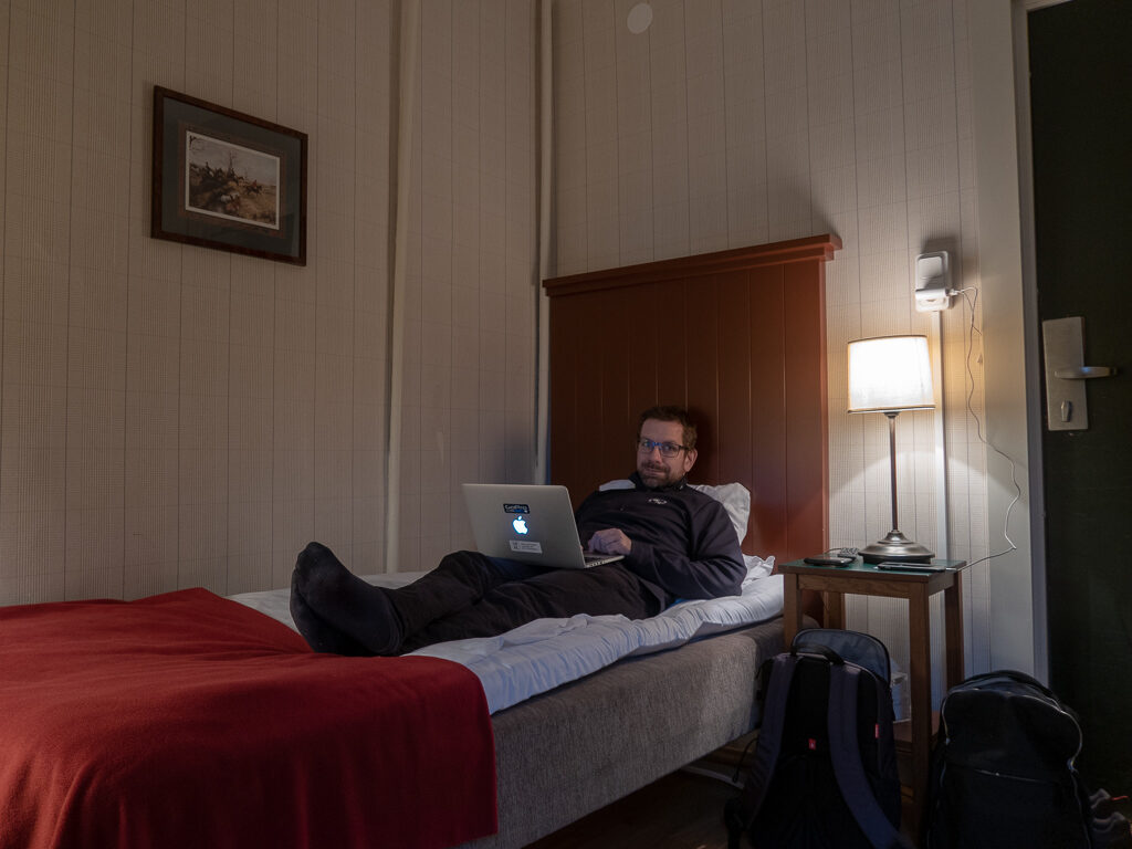 Hans kopplar av i sängen