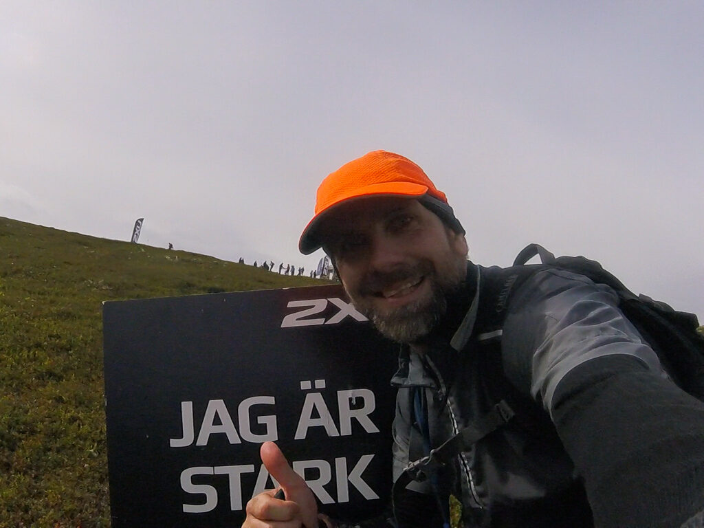 Hans ger tummen upp på Idre fjällmaraton 2019.