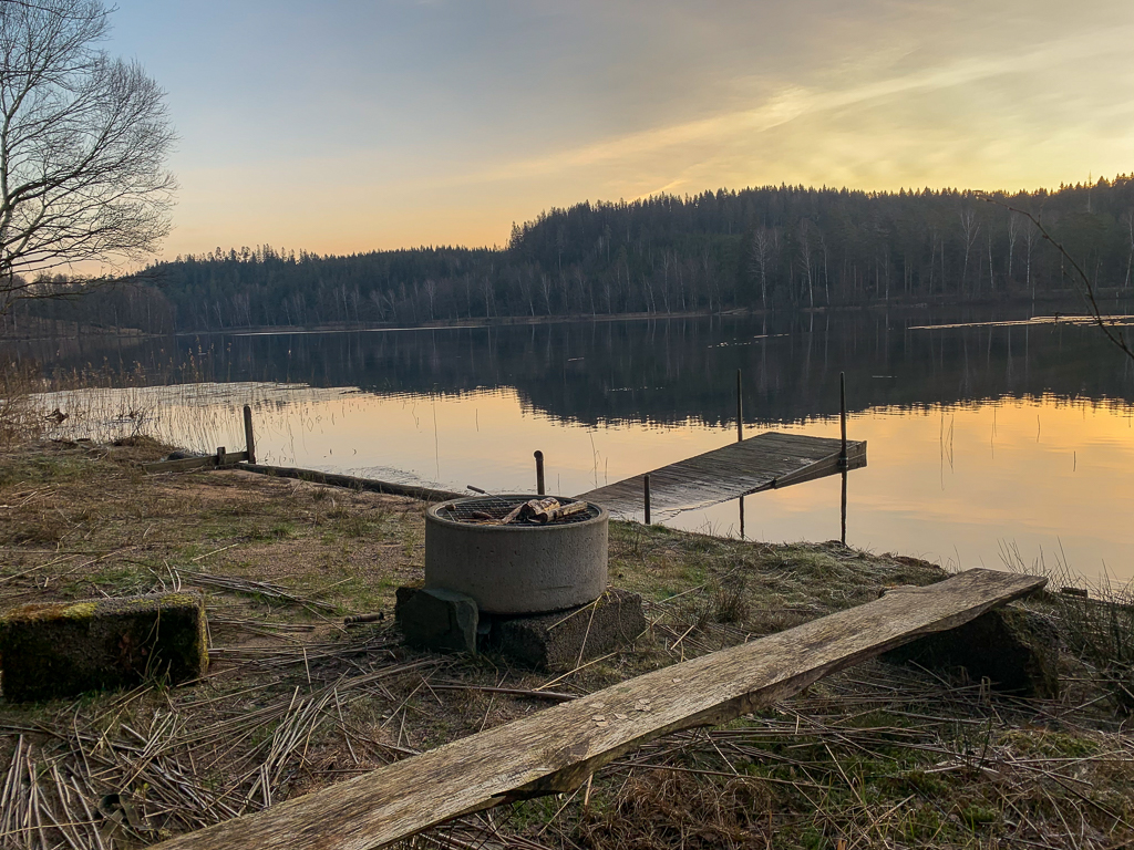 Grillplats vid sjö