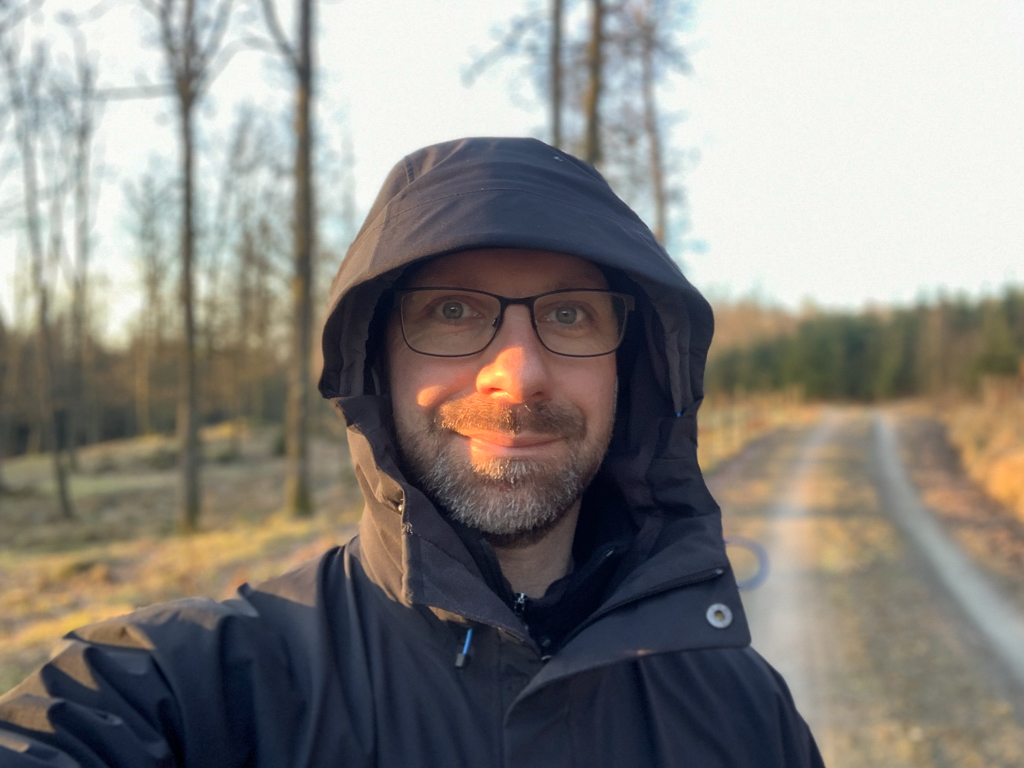 Hans på morgonpromenad