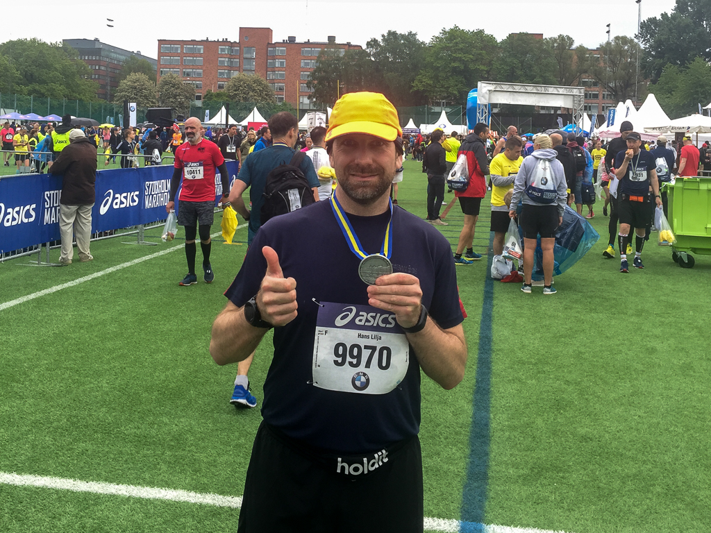 Hans Lilja i mål på Stockholm Marathon 2019.
